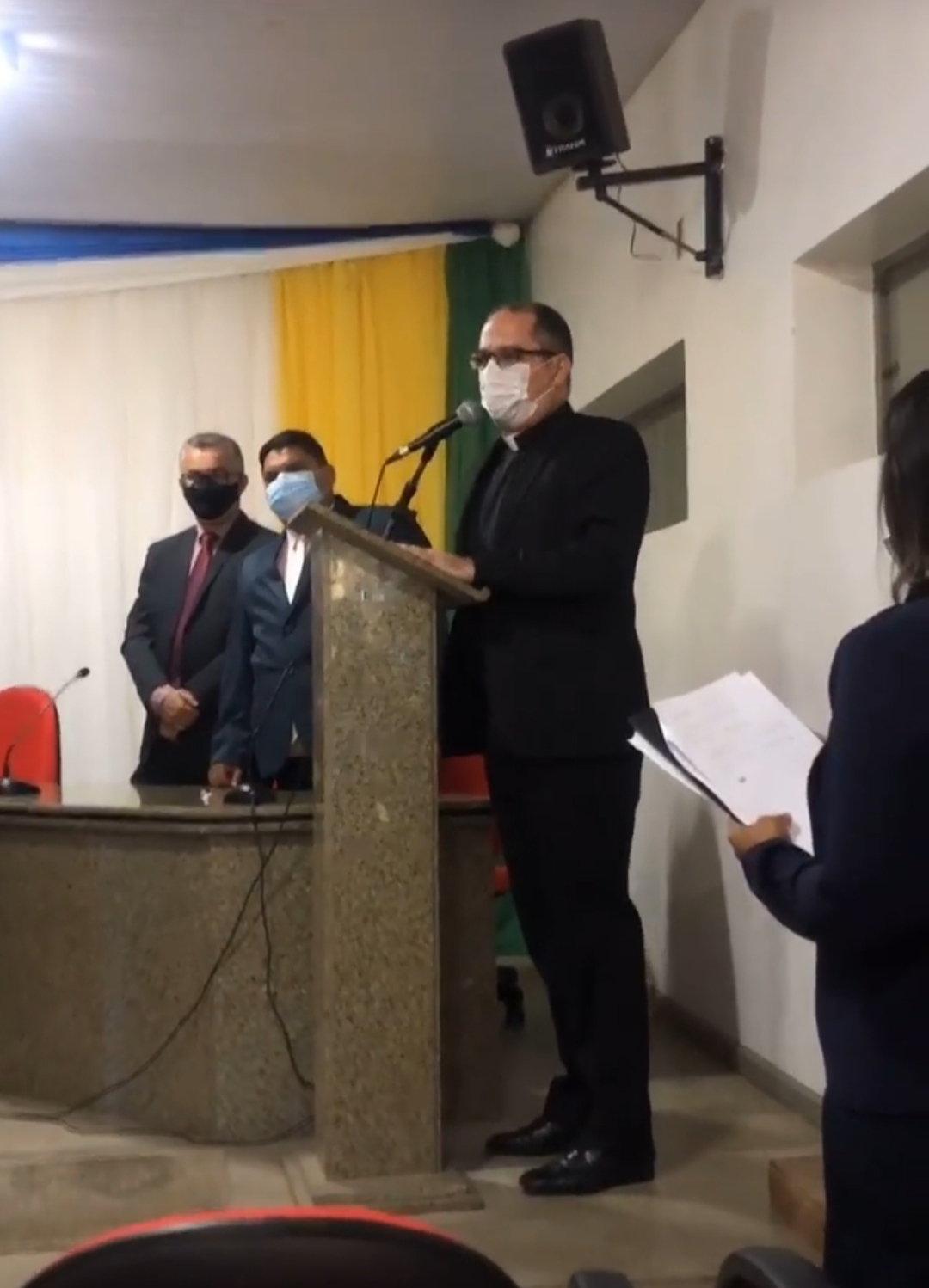 Dona Gilda Carvalho enfaixa seu filho João Luiz, reeleito prefeito de Monsenhor Gil - Imagem 13