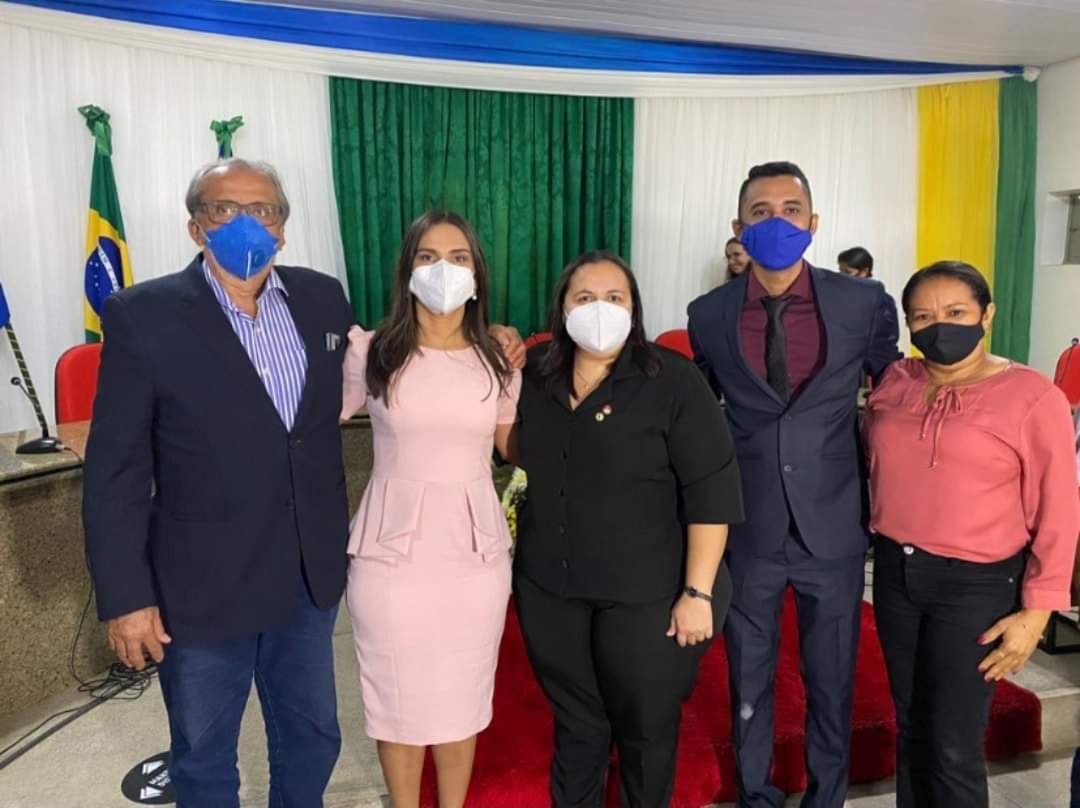 Dona Gilda Carvalho enfaixa seu filho João Luiz, reeleito prefeito de Monsenhor Gil - Imagem 29