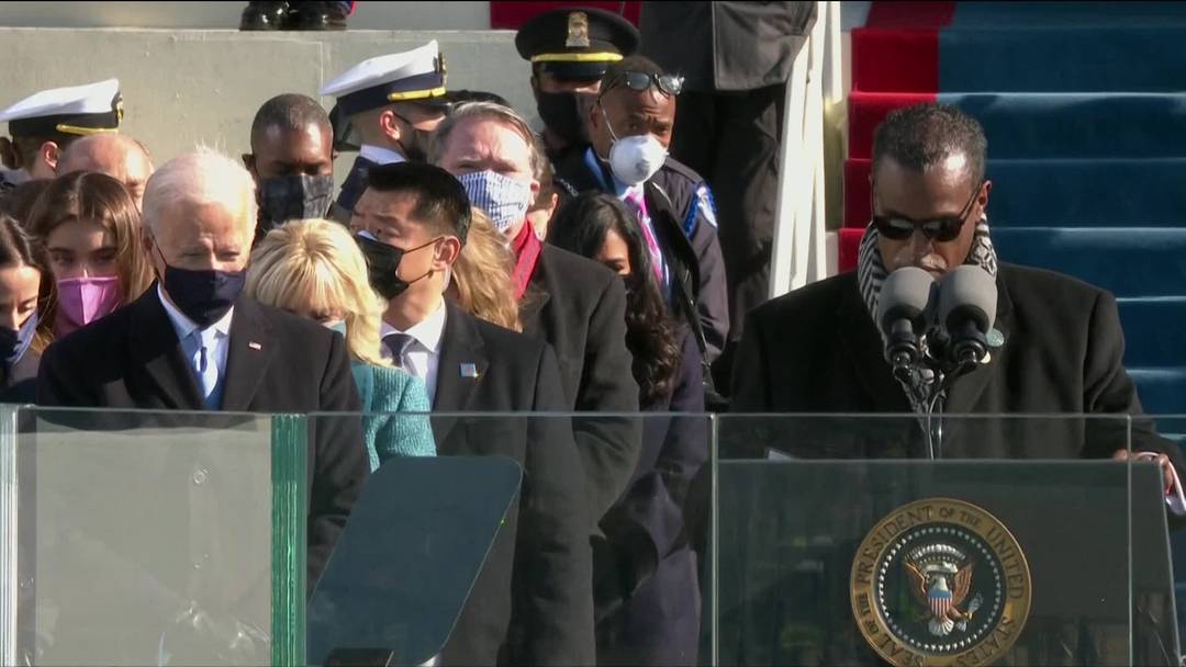 O referendo Silvester Beaman, da cidade de Wilmington, Delaware, dá bênção na posse de Joe Biden como presidente dos EUA (Foto: GloboNews) 