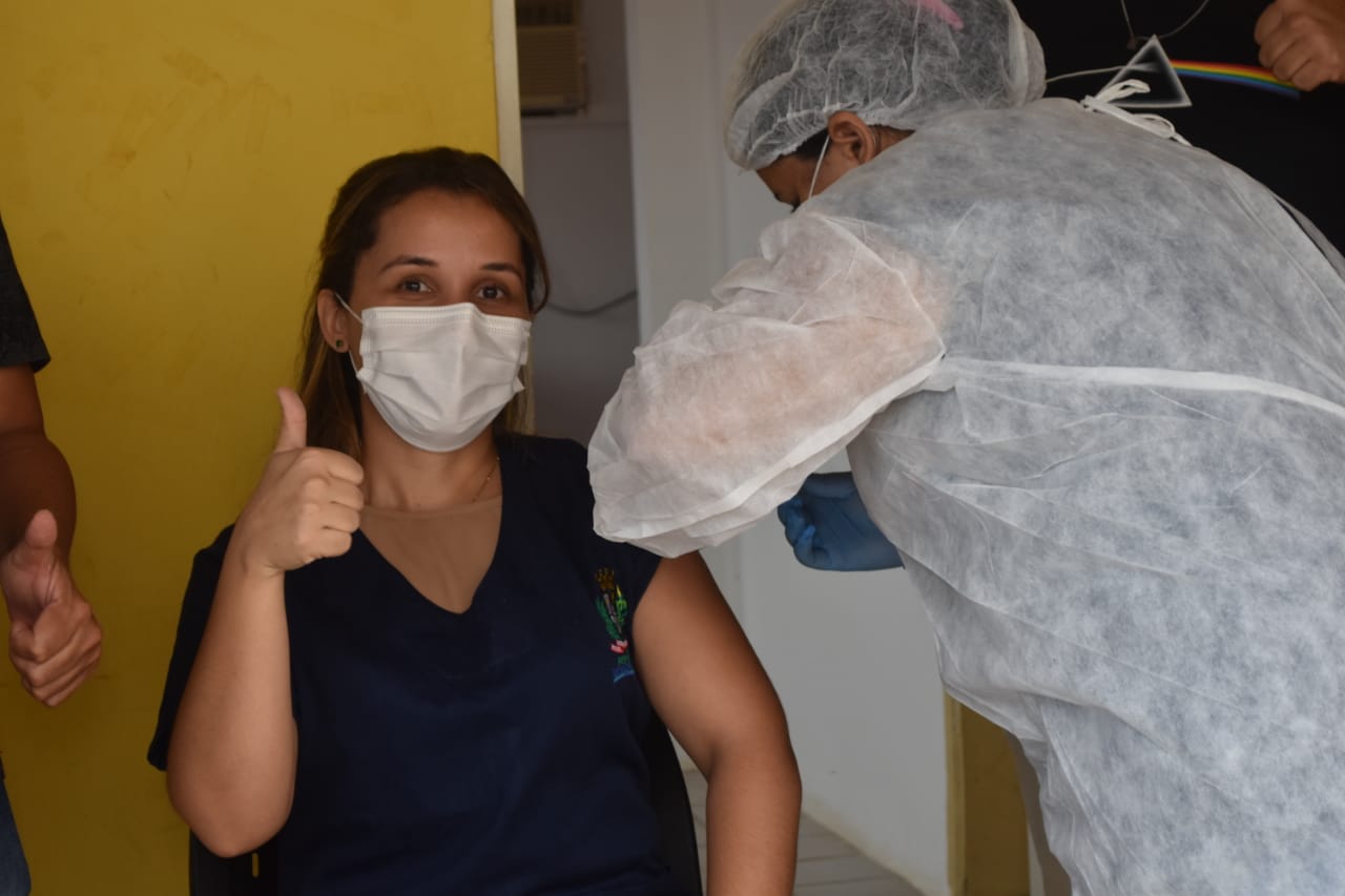 Prefeito João Luiz faz entrega de fardamento para profissionais da saúde e materiais para a vacinação contra a Covid-19 - Imagem 11