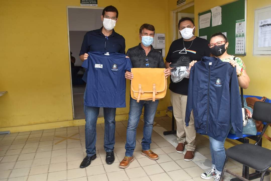 Prefeito João Luiz faz entrega de fardamento para profissionais da saúde e materiais para a vacinação contra a Covid-19 - Imagem 5