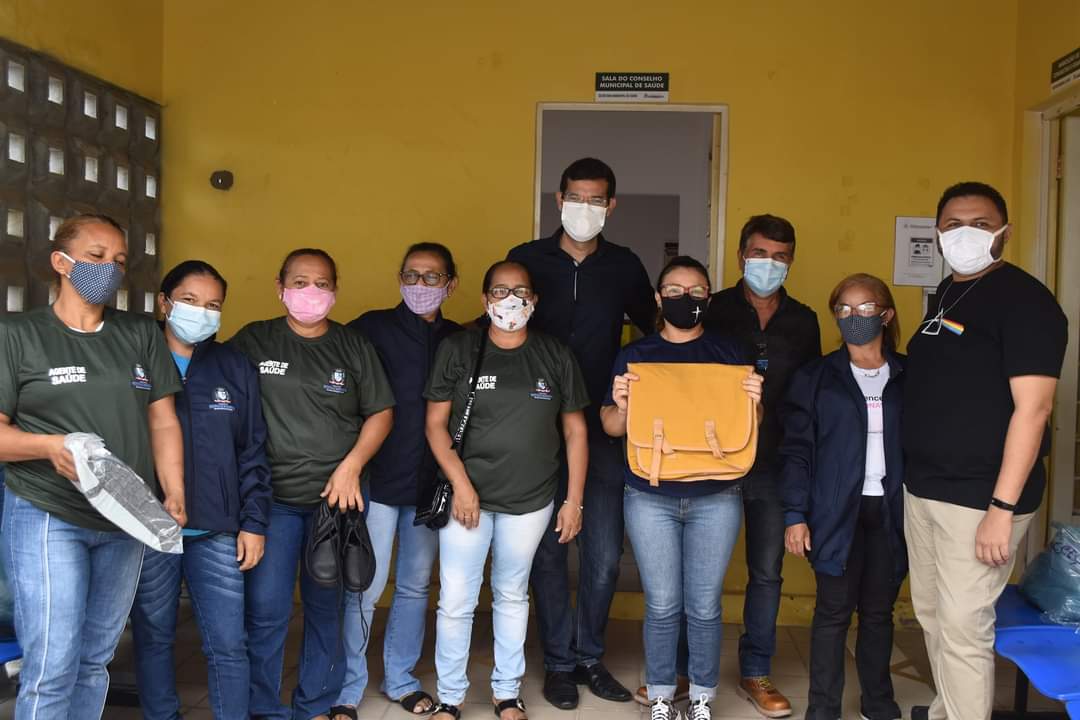 Prefeito João Luiz faz entrega de fardamento para profissionais da saúde e materiais para a vacinação contra a Covid-19 - Imagem 1