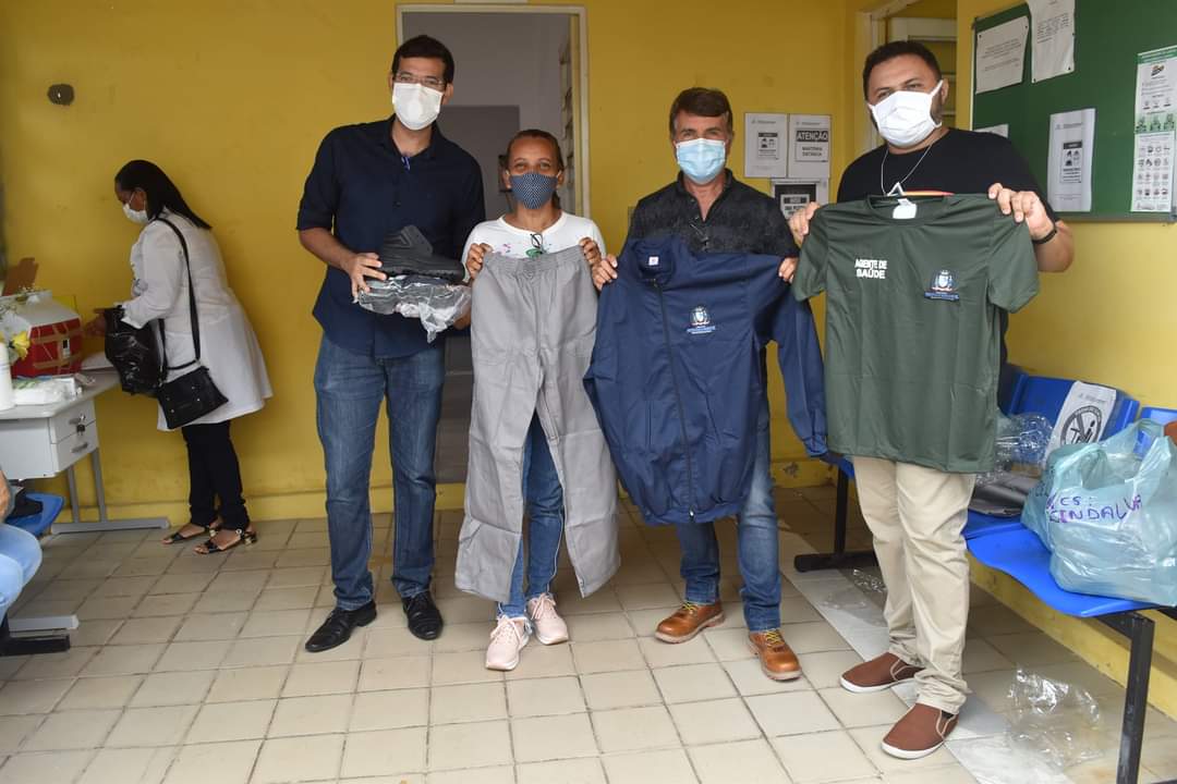 Prefeito João Luiz faz entrega de fardamento para profissionais da saúde e materiais para a vacinação contra a Covid-19 - Imagem 2