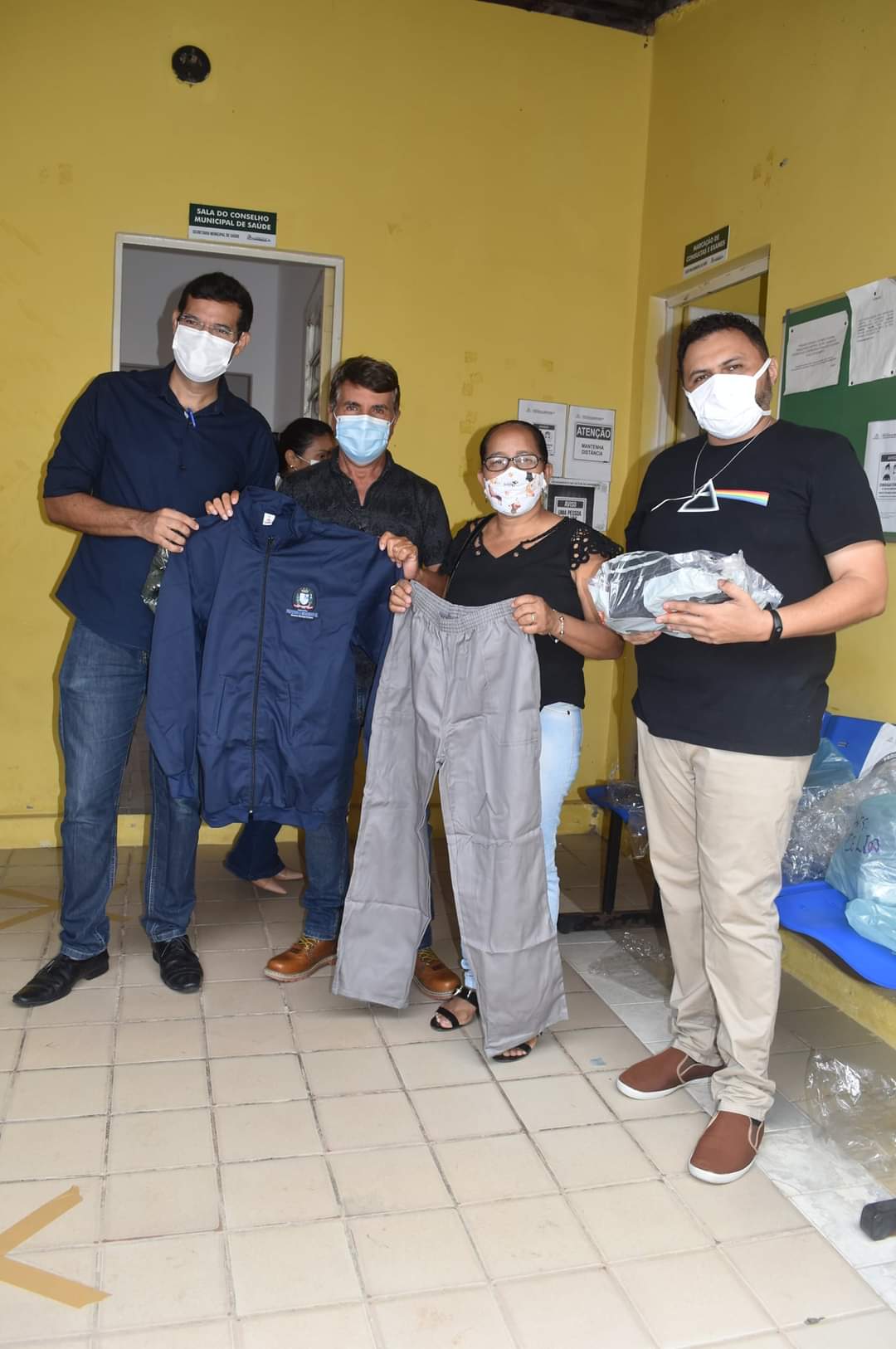 Prefeito João Luiz faz entrega de fardamento para profissionais da saúde e materiais para a vacinação contra a Covid-19 - Imagem 4