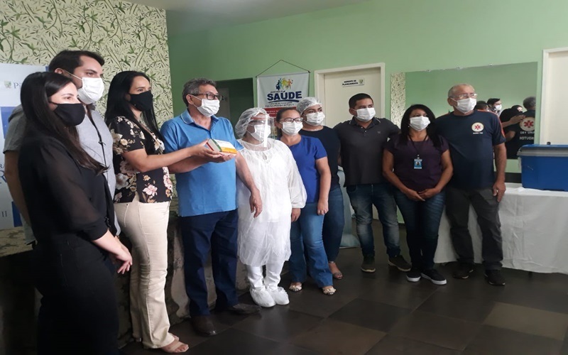 Município vacina os 05 primeiros profissionais da saúde contra a Covid-19 - Imagem 2