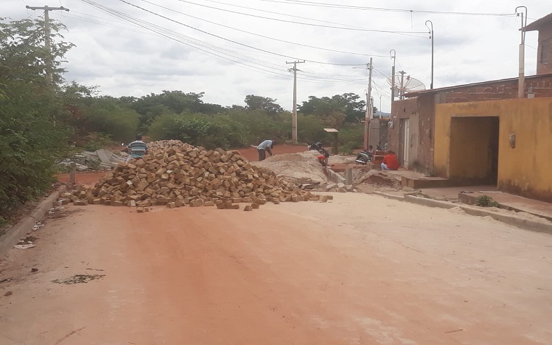 Município atende moradores da Avenida Pedro Ivo com calçamento  - Imagem 5