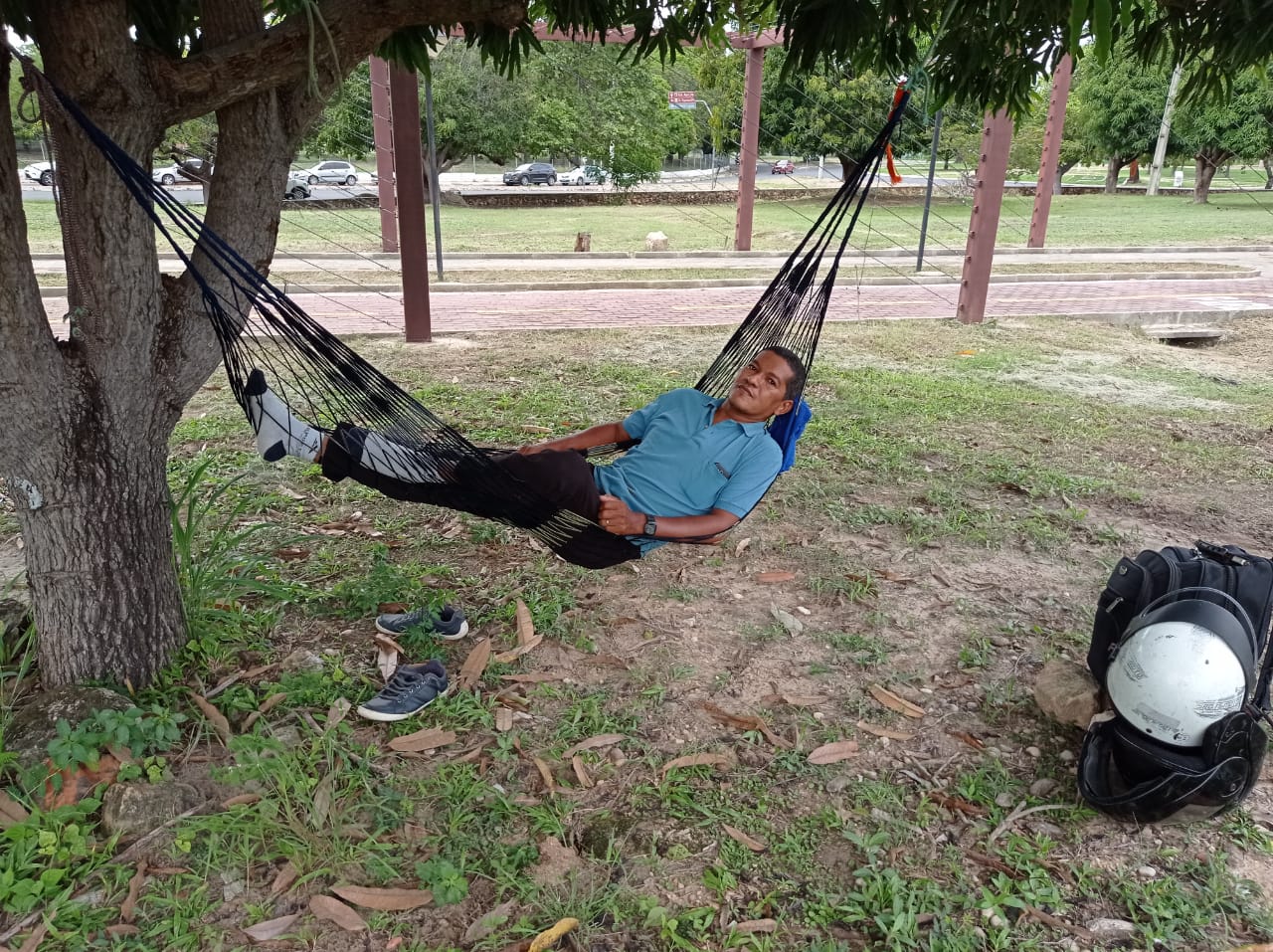 Pai descansa esperando o filho fazer o Enem - Foto: Efrém Ribeiro