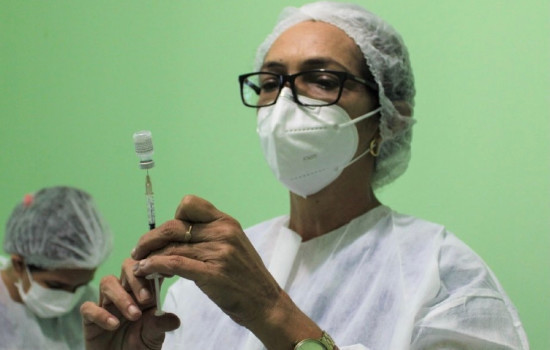 Hugo Napoleão inicia vacinação de reforço contra a Covid-19.