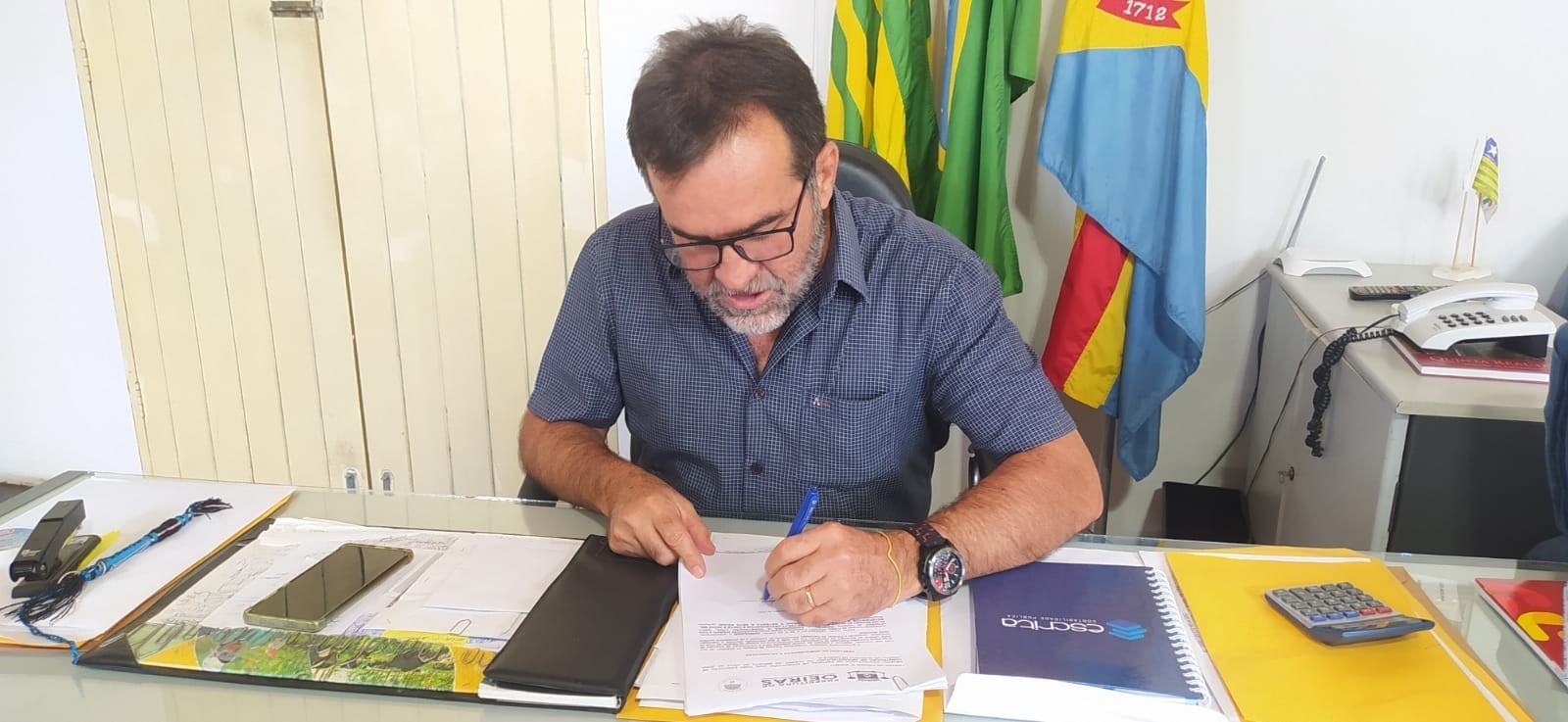 Zé Raimundo assina ordem para iluminação de LED no Morro da Cruz 