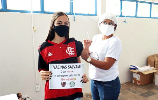 Jovens de 16 e 17 anos e idosos de 90 anos foram imunizados em Valença