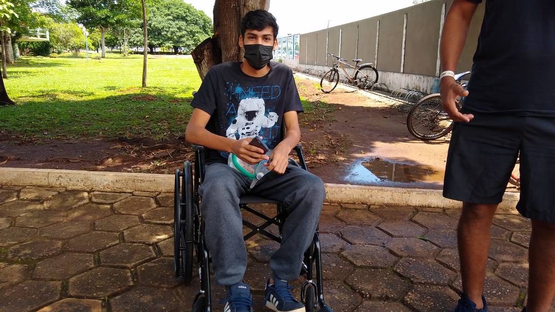 Arthur decidiu fazer a prova mesmo após fraturar a bacia enquanto jogava futebol (Foto: Letícia Queiroz/g1) 