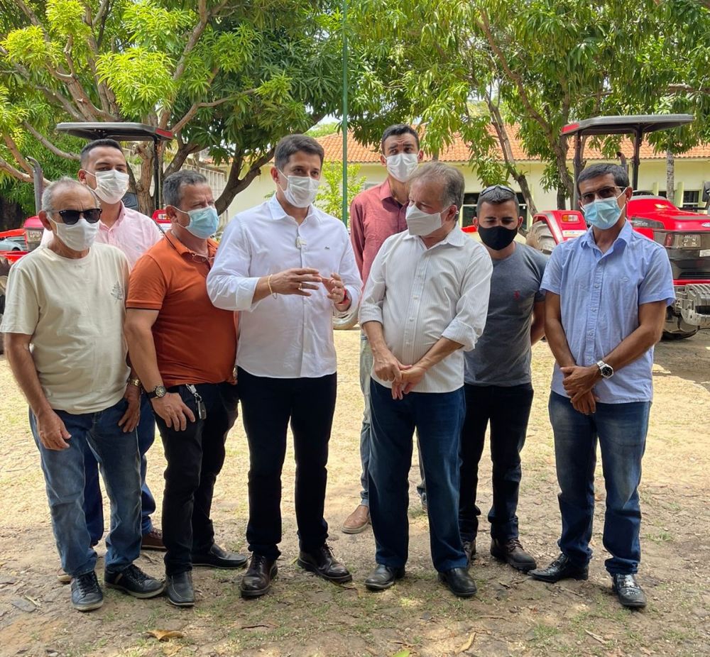 Município de Hugo Napoleão é contemplado com trator e implementos agrícola - Imagem 1