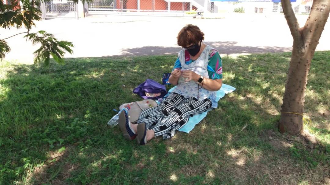 Joana resolveu esperar a filha em um canteiro próximo ao local de prova - Foto: Claudia Assencio/G1