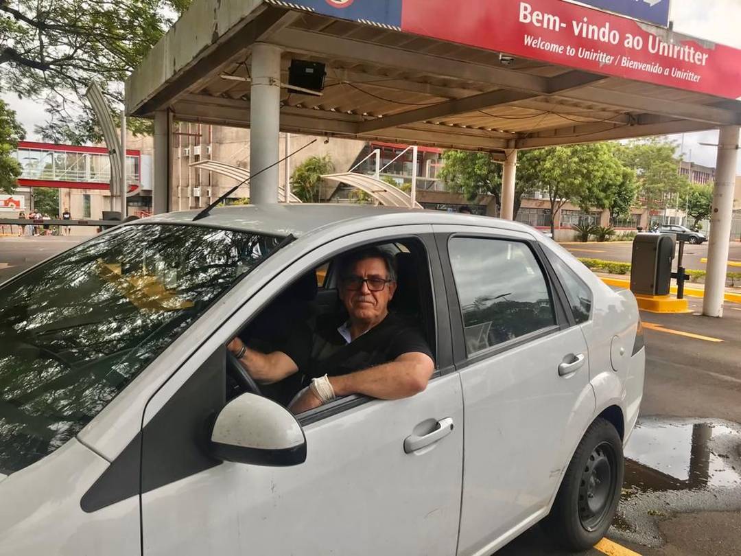 Teixeira correu para deixar a filha a tempo na escola que ela vai fazer a prova - Foto: Patrícia Comunello