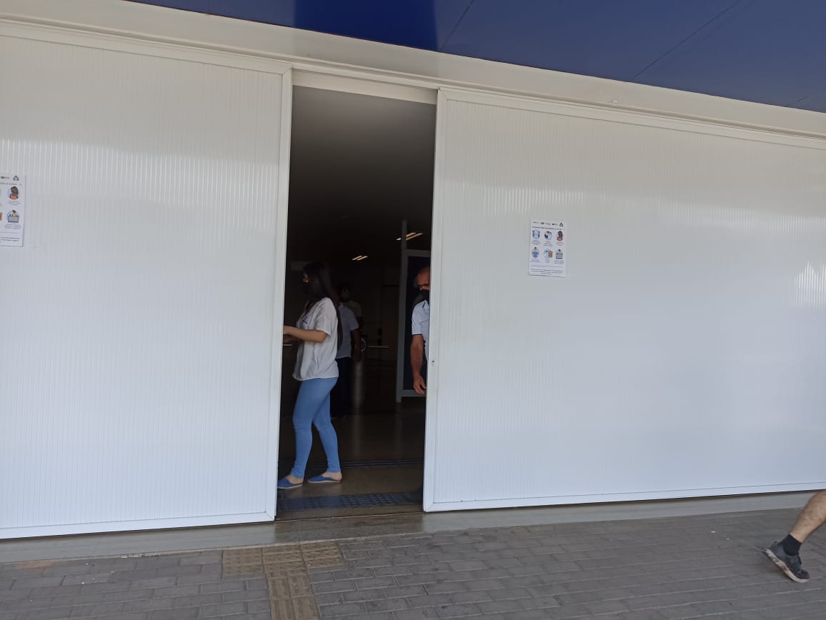 Portões dos locais de prova do Enem 2021 são fechados (Foto: Efrém Ribeiro)