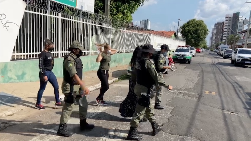 Maria da Penha foi retirada da sala por policiais e solta durante audiência de custódia - Foto: Reprodução