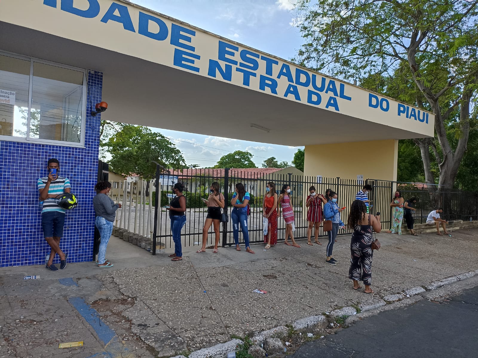 Estudantes deixam locais de prova no segundo dia do Enem 2021 - Foto: Efrém Ribeiro