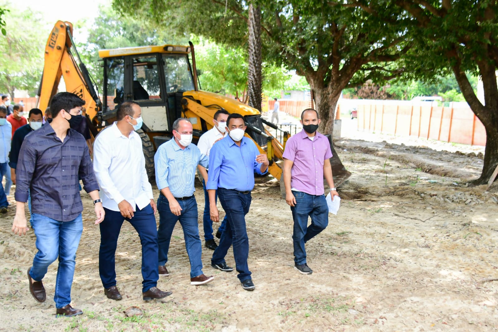 Joel e deputado Hélio Isaías visitam obra de reforma da pç. Idelfonso Ramos
