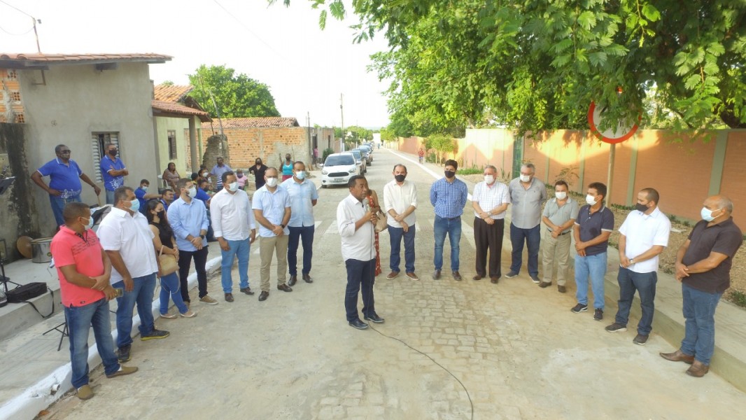 Semana Positiva: Joel entrega obras de calçamento no bairro Meladão