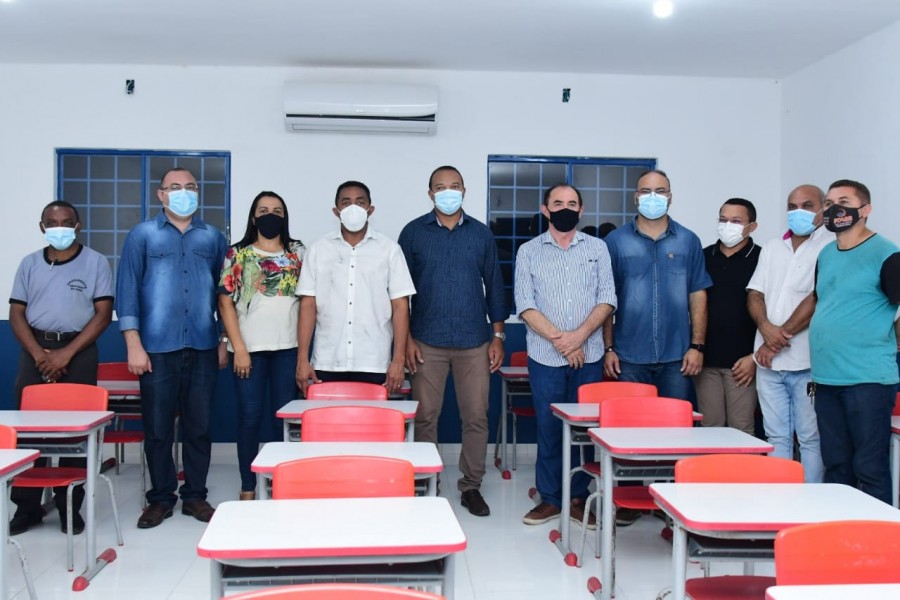 Prefeito realiza entrega da reforma da Escola Municipal Francisquinha Silva