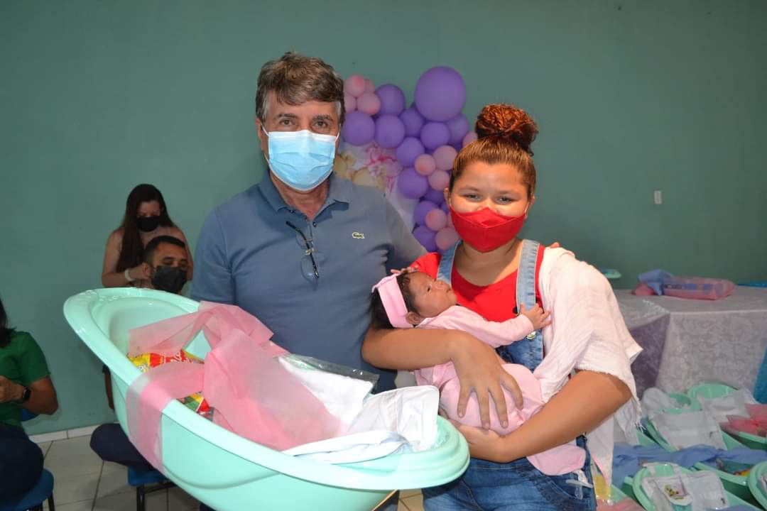 Grávidas de Monsenhor Gil recebem enxovais e cestas básicas 