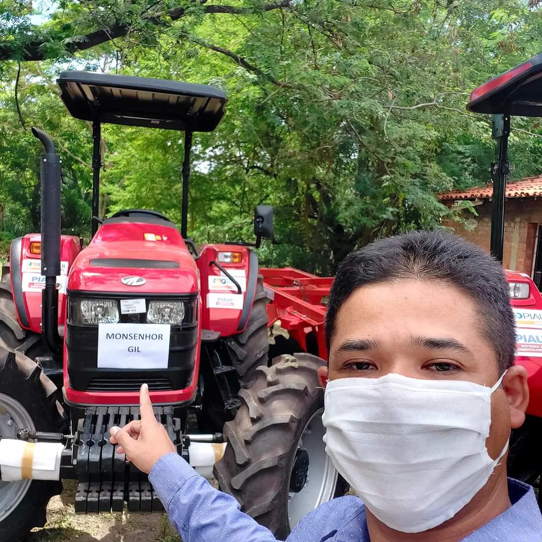 Prefeitura de Monsenhor Gil recebe trator agrícola e prefeito agradece - Imagem 2