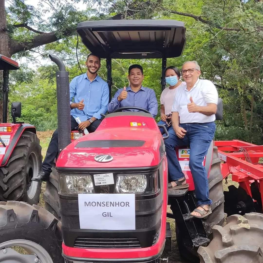 Prefeitura de Monsenhor Gil recebe trator agrícola e prefeito agradece