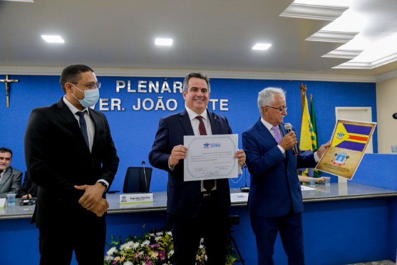 Ciro Nogueira recebe Título de Cidadão Oeirense