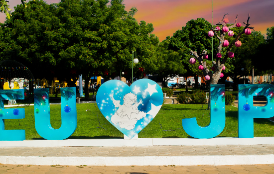 Praça 28 de Dezembro de Joaquim Pires recebe decoração natalina