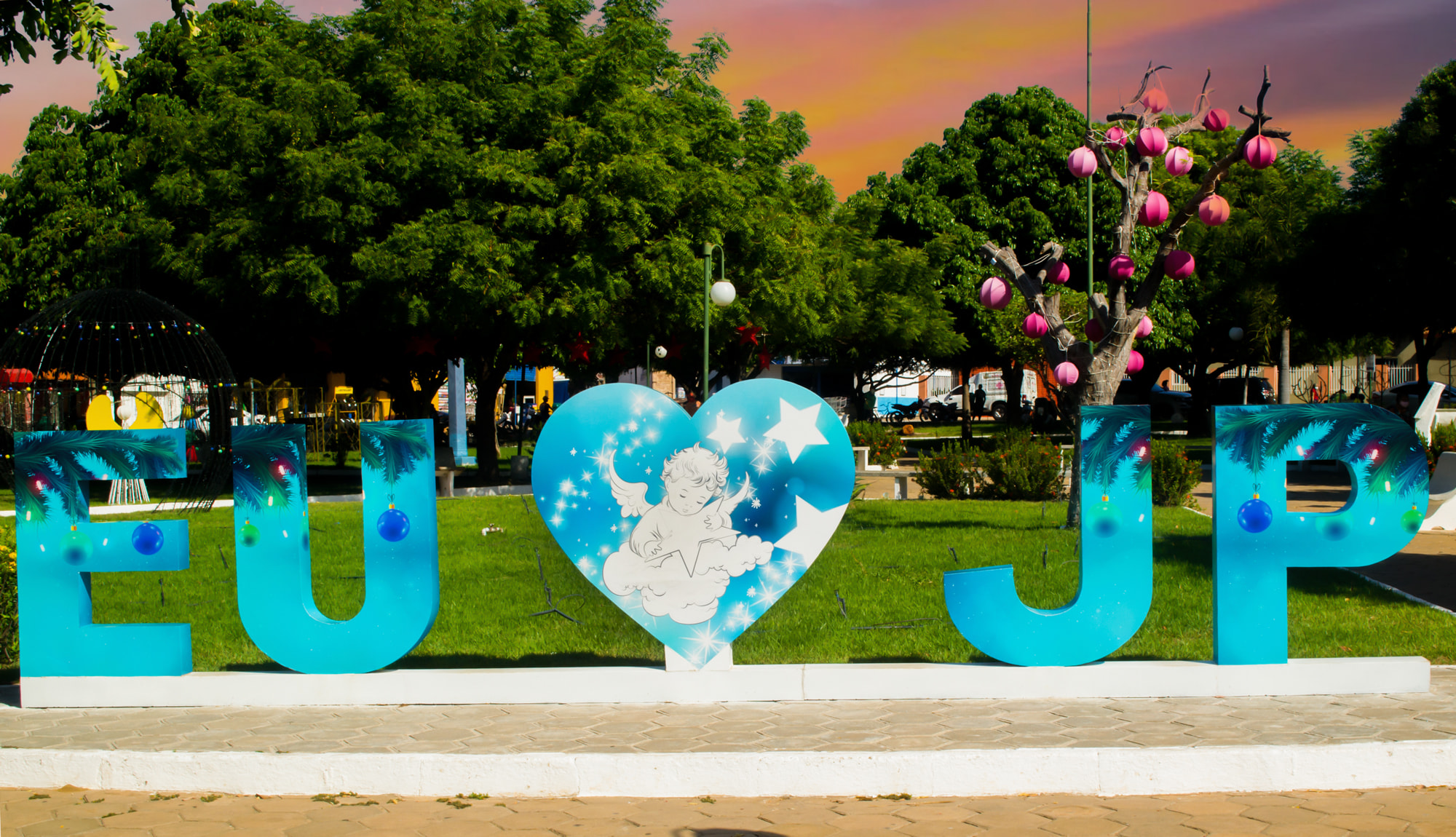 Praça 28 de Dezembro de Joaquim Pires recebe decoração natalina - Imagem 1