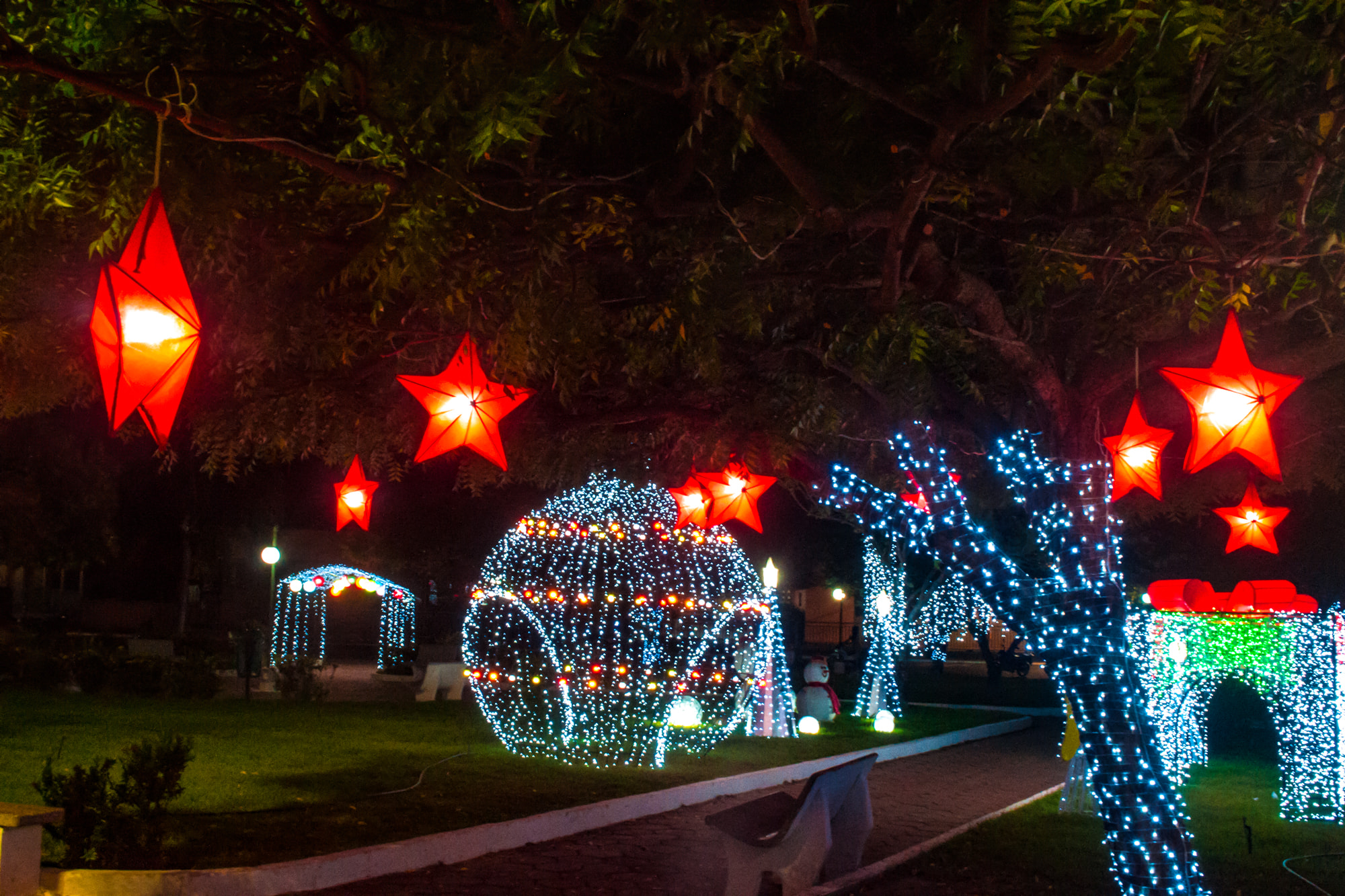 Praça 28 de Dezembro de Joaquim Pires recebe decoração natalina - Imagem 12
