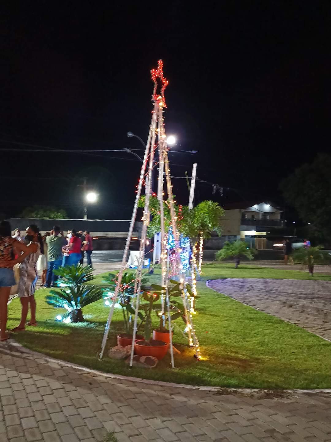 O espírito Natalino chegou em Monsenhor Gil. Prefeito entrega iluminação - Imagem 27