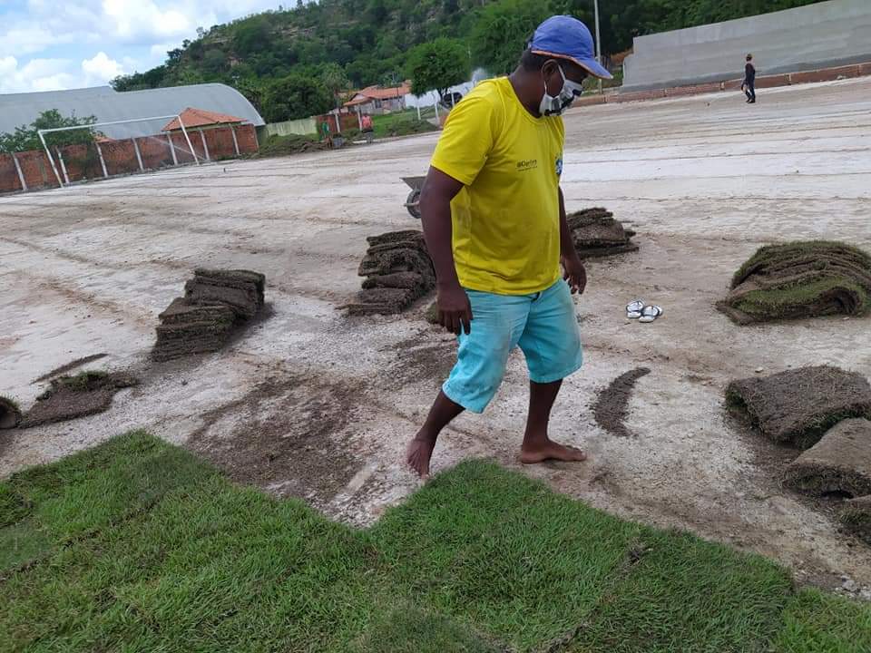 Prefeito de Monsenhor Gil, João Luiz, visita Estádio Cariocão para conferir a implantação do Gramado - Imagem 1