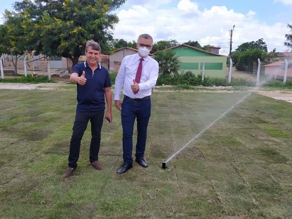Prefeito de Monsenhor Gil, João Luiz, visita Estádio Cariocão para conferir a implantação do Gramado
