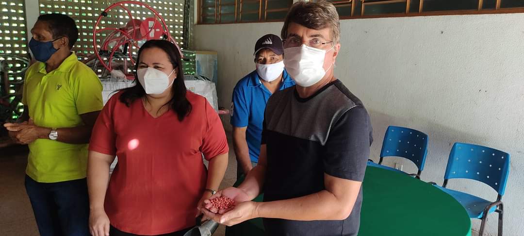 Prefeito João Luiz e deputada estadual Elisangela Moura entregam sementes para agricultures - Imagem 1