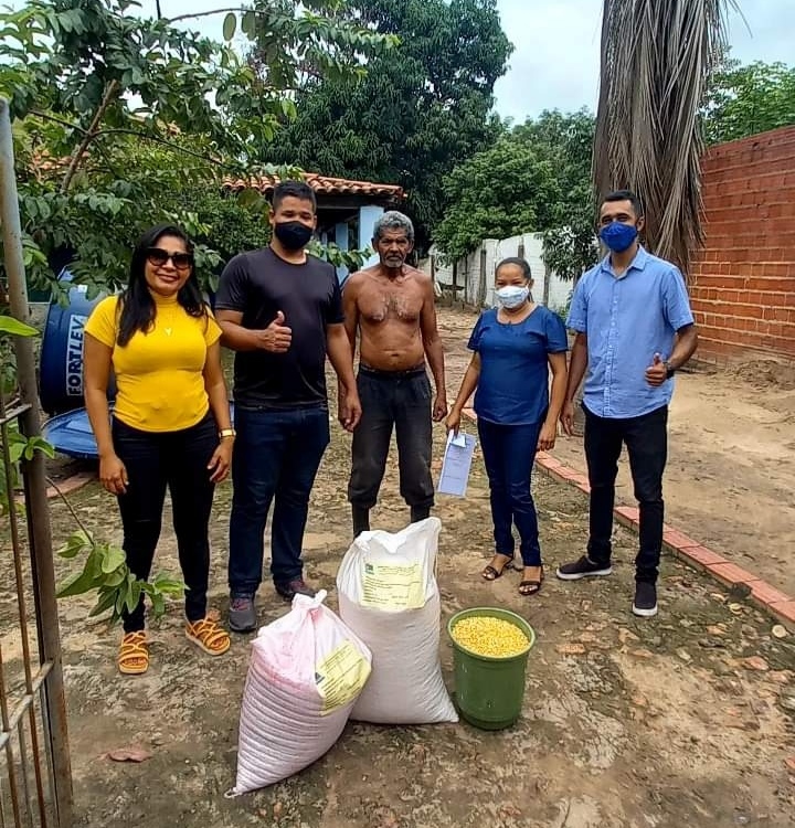 Prefeito João Luiz e deputada estadual Elisangela Moura entregam sementes para agricultures - Imagem 9