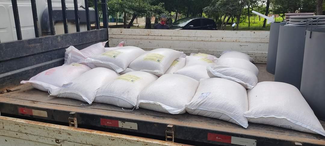 Prefeito João Luiz e deputada estadual Elisangela Moura entregam sementes para agricultures - Imagem 3