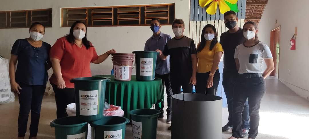 Prefeito João Luiz e deputada estadual Elisangela Moura entregam sementes para agricultures - Imagem 4