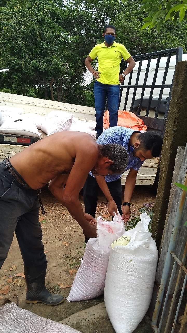 Prefeito João Luiz e deputada estadual Elisangela Moura entregam sementes para agricultures - Imagem 13