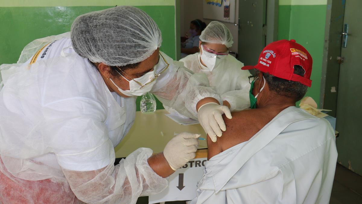 Idosos de 70 e 74 anos são vacinados na cidade e interior de Valença - Imagem 22