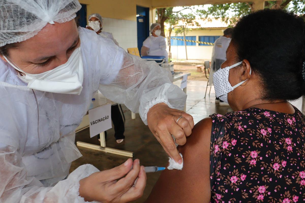Idosos de 70 e 74 anos são vacinados na cidade e interior de Valença - Imagem 1