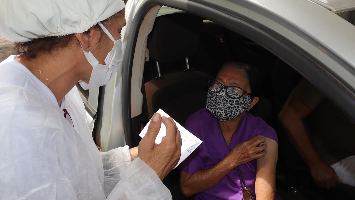 Idosos de 70 e 74 anos são vacinados na cidade e interior de Valença - Imagem 27