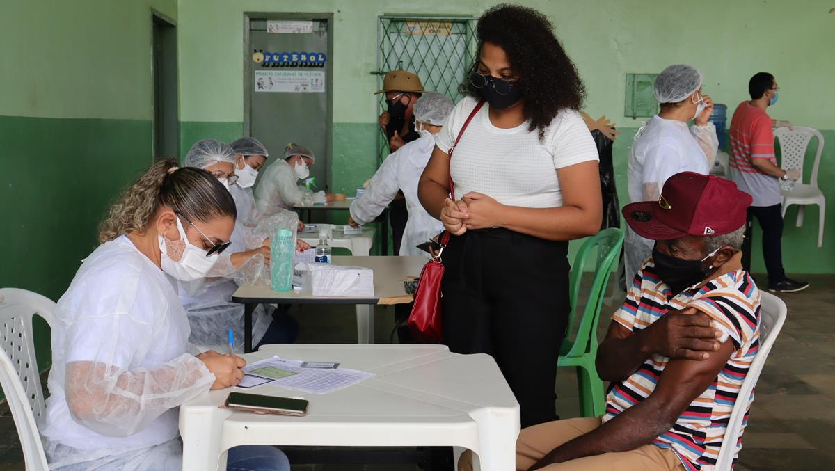 Idosos de 70 e 74 anos são vacinados na cidade e interior de Valença - Imagem 14