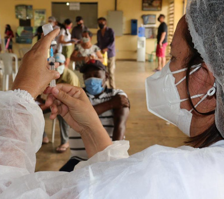 Idosos de 70 e 74 anos são vacinados na cidade e interior de Valença 