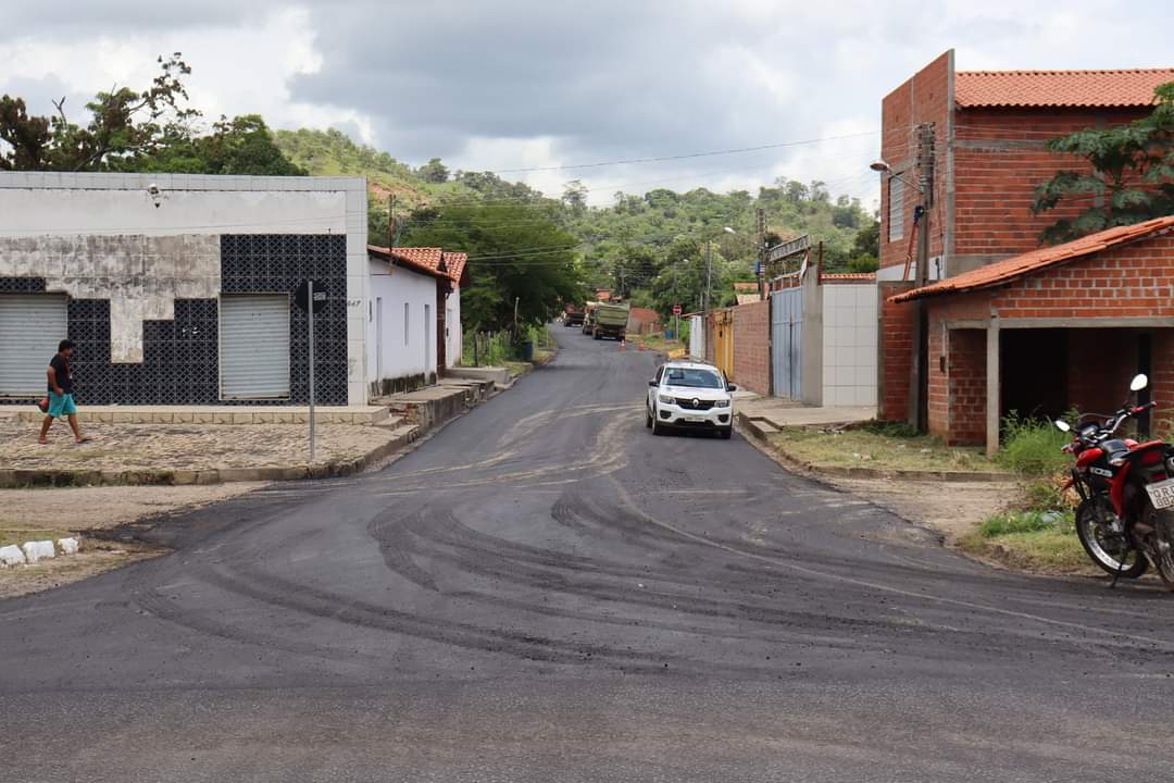 Prefeito João Luiz acompanha obras de pavimentação asfáltica nos bairros de Monsenhor Gil - Imagem 2