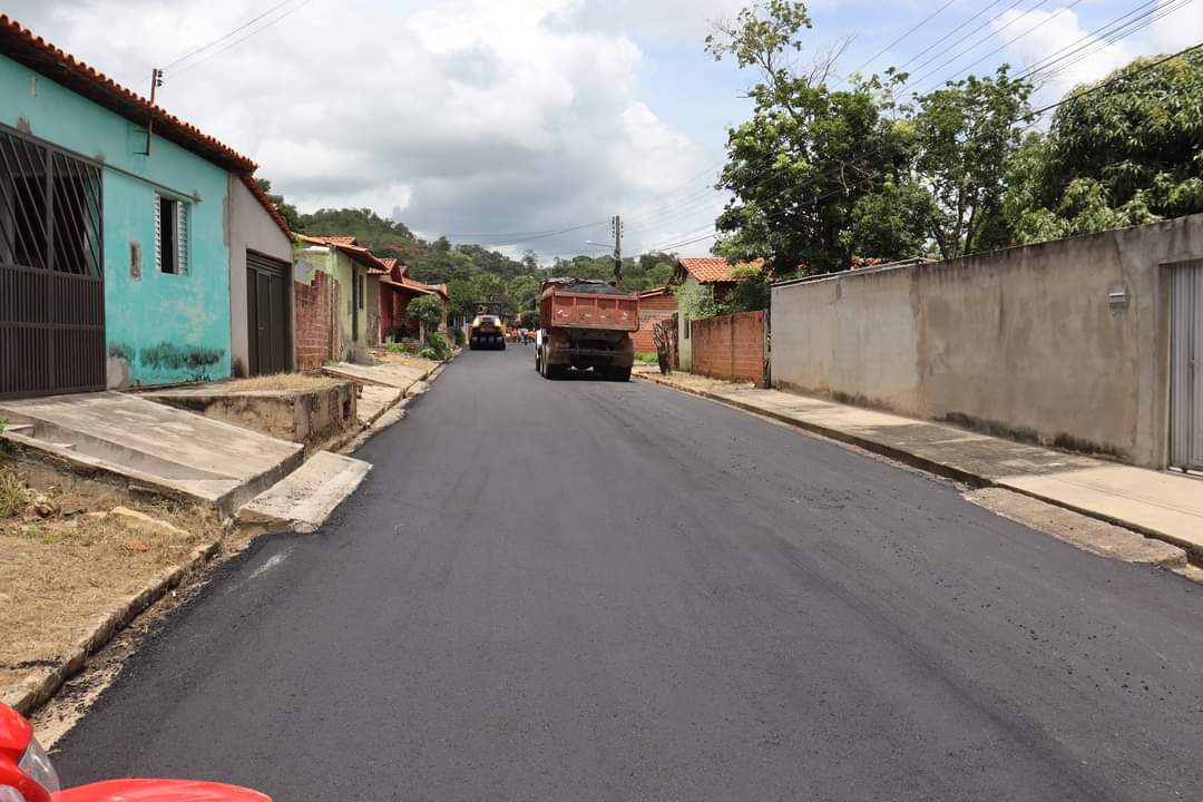 Prefeito João Luiz acompanha obras de pavimentação asfáltica nos bairros de Monsenhor Gil - Imagem 1