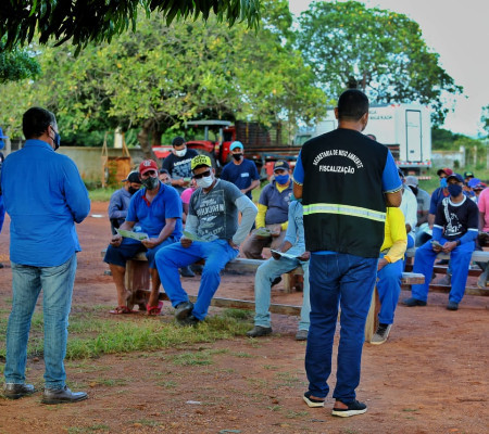 Secretários do meio ambiente e de obras se reúnem com garis 