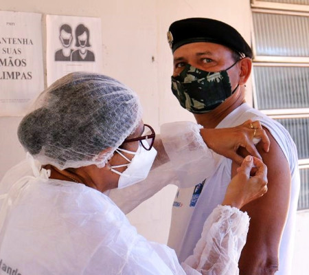 Forças Policiais são vacinadas contra a covid-19 em Valença