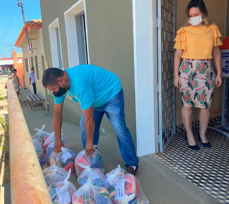 SME de Joaquim Pires entrega kit de alimentação escolar