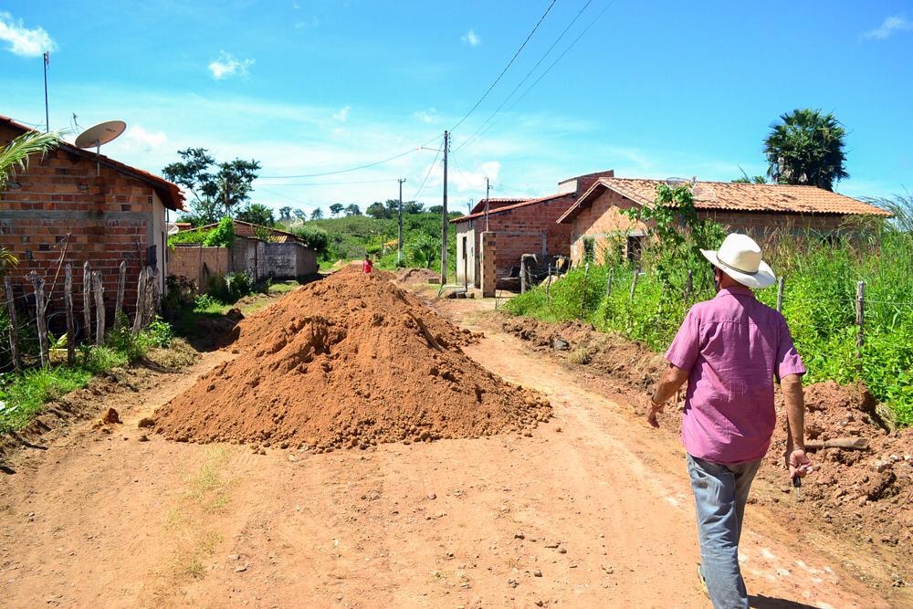 Prefeito Genival Bezerra, visita obras de pavimentação poliédrica - Imagem 7